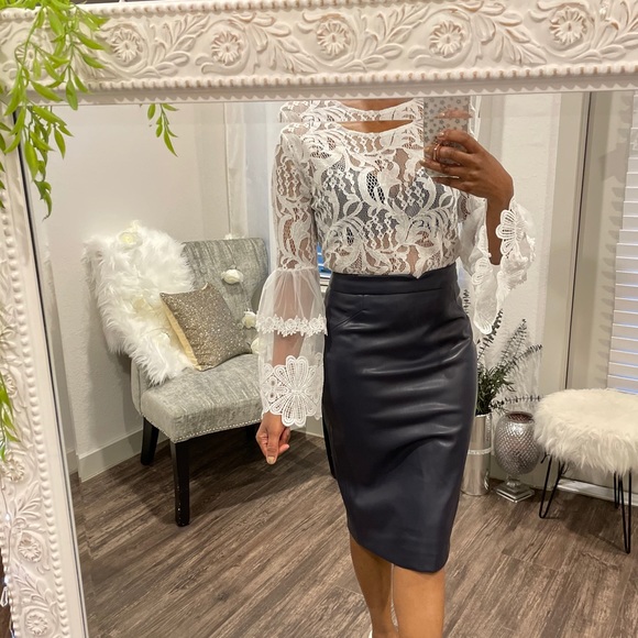 White Bell Sleeve Lace Blouse Top NWT - Picture 4 of 4